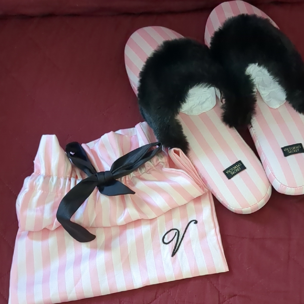 NWOT 🎉HP🎉Victoria's Secret Pink Striped Slippers with Black Fur w/BagSOLD
